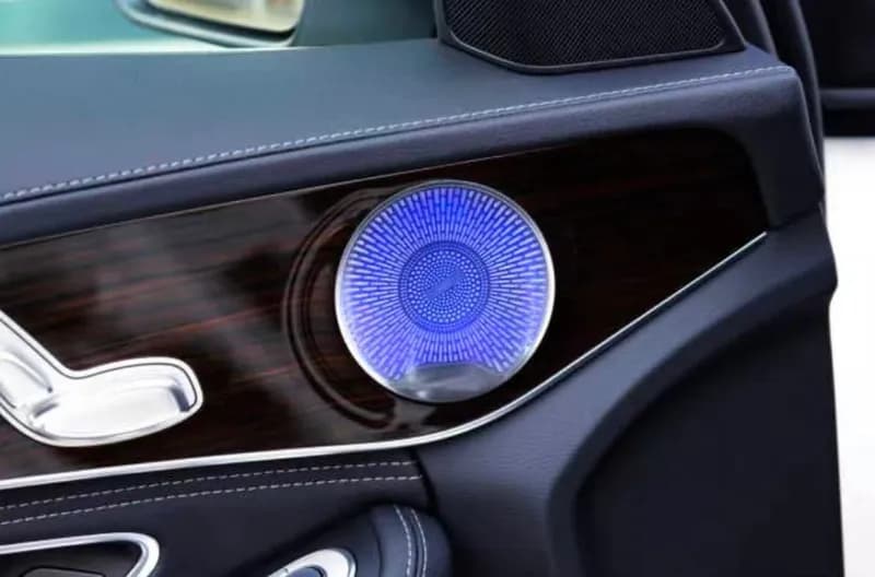 Cache enceinte Burmester avec éclairage
