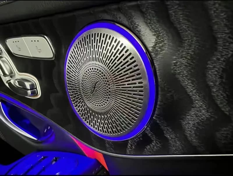 Cache enceinte Burmester avec éclairage